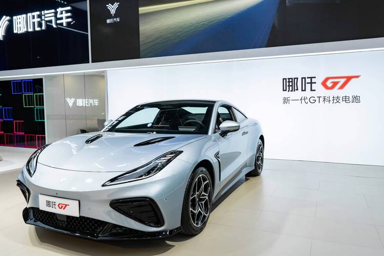 成都101哪吒汽车在智能汽车领域的表现，领途汽车在新能源汽车市场中的影响力